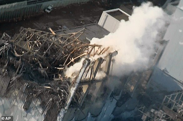 Nach dem Erdbeben und dem Tsunami steigt Rauch aus dem zerstörten Block 3 des Kernkraftwerks Fukushima Dai-ichi auf