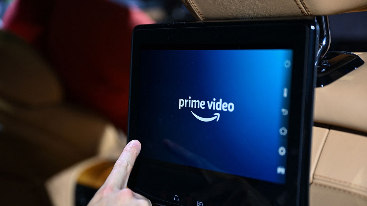 Amazon Prime Video auf einem Auto-TV-Bildschirm