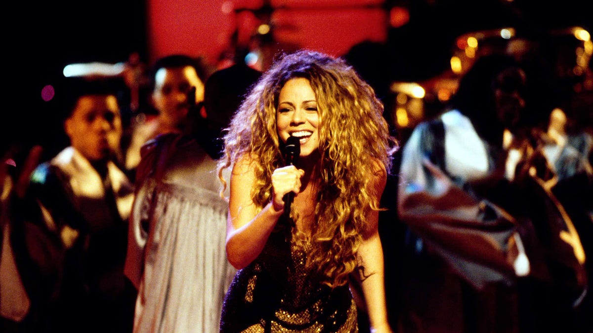 Mariah Carey hält ein Mikrofon