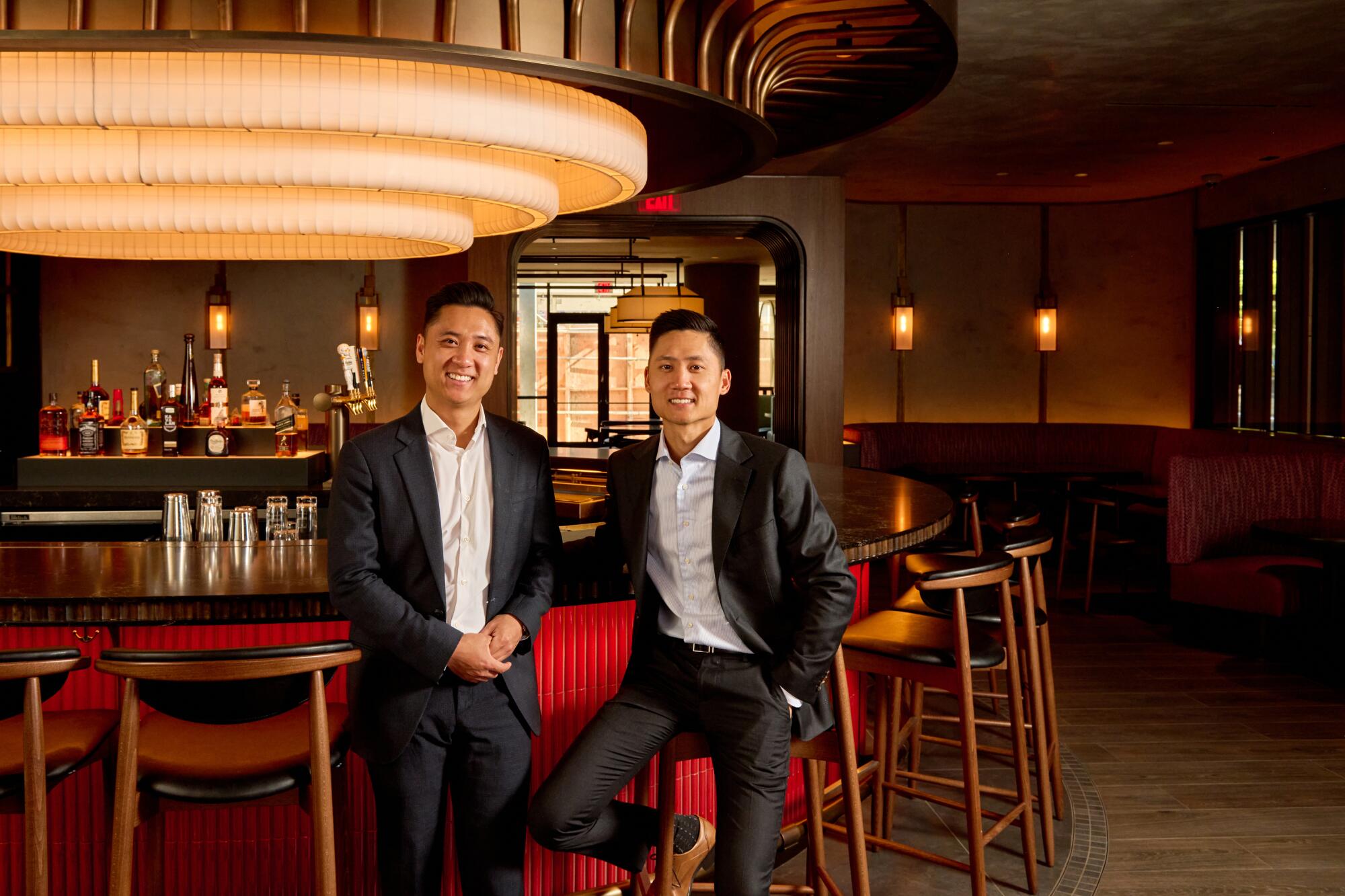 Die Brüder Aaron und Albert Yang in der Bar im Din Tai Fung.