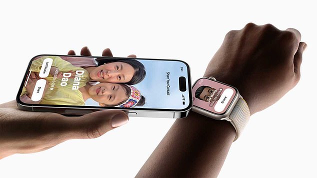 Apple-Benutzer können die NameDrop-Funktion von einem iPhone auf eine Apple Watch auf die gleiche Weise nutzen, wie sie ein Telefon mit einem anderen verbinden würden.