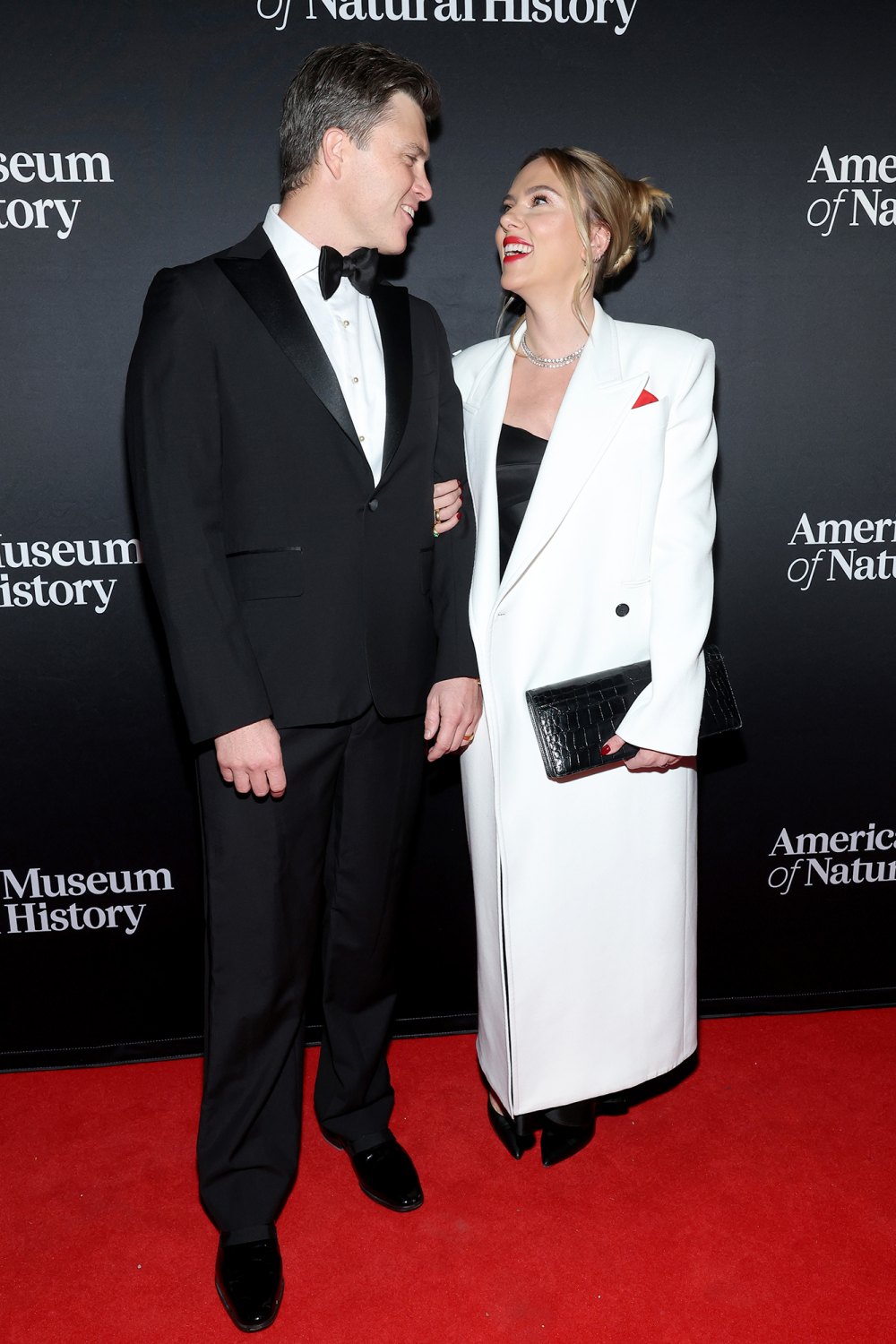 Colin Jost und Scarlett Johansson nehmen an der Gala des American Museum of Natural History 2023 teil