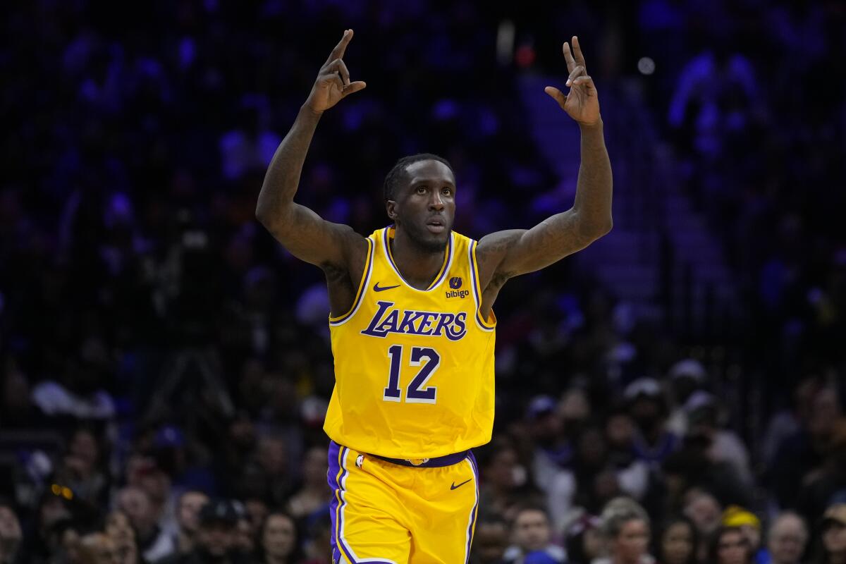 Lakers-Stürmer Taurean Prince hebt während eines Spiels in Philadelphia beide Hände über seinen Kopf, um einen gemachten Dreier anzuzeigen.