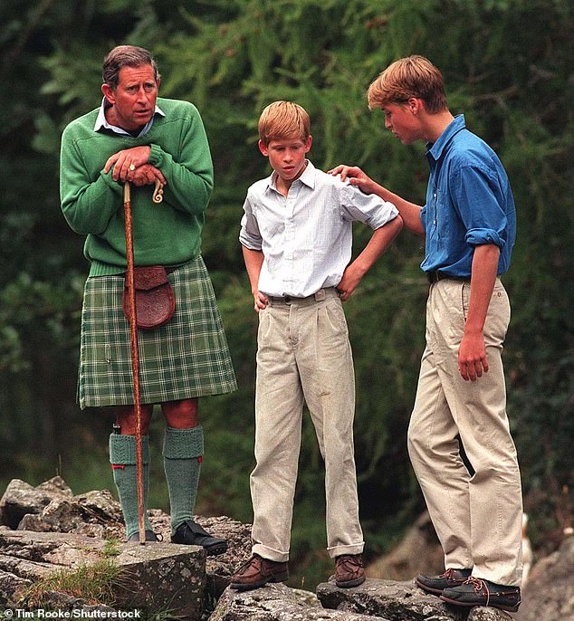 Ein berühmtes Fotoshooting von Prinz Charles und seinen beiden Söhnen im Jahr 1997 wird in der neuesten Serie fälschlicherweise als Reaktion auf die neue Romanze von Prinzessin Diana dargestellt, wie ein Mail-Podcast diese Woche enthüllte