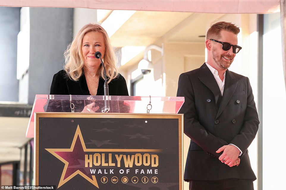 Macaulay wurde bei seinem Hollywood Walk of Ceremony von seiner ehemaligen „Kevin – Allein zu Hause“-Co-Star Catherine O'Hara vorgestellt