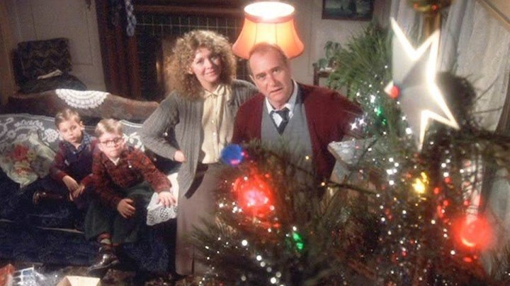 In „Eine Weihnachtsgeschichte“ blickt eine Familie auf einen Weihnachtsbaum.
