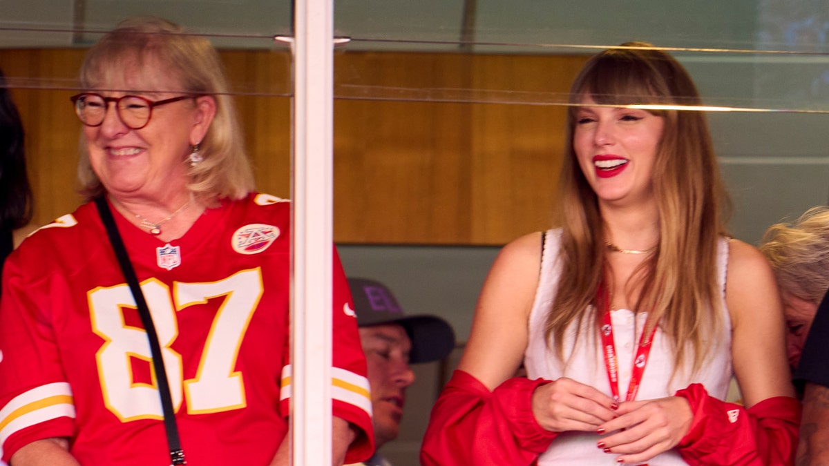 Taylor Swift trägt eine rote NFL-Jacke passend zu den Kansas City Chiefs