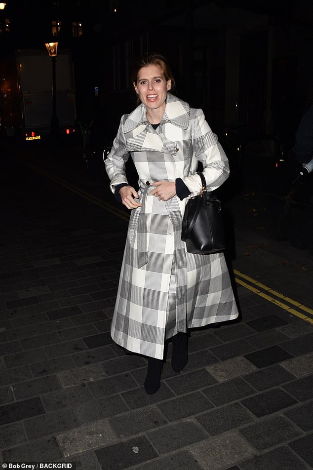 Die 35-jährige Tochter von Prinz Andrew und Sarah, Herzogin von York, stellte ihr modisches Können in einem 1.295 Pfund teuren Mantel von Temperley London unter Beweis, den sie mit schwarzen Stiefeln mit Absatz kombinierte