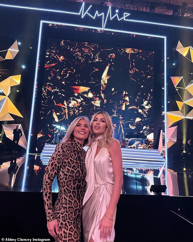 Die 37-jährige Fernsehmoderatorin und ihre 62-jährige Mutter posierten vor der Show in der Londoner Royal Albert Hall für Fotos. Fans behaupteten, sie könnten „Schwestern“ sein.