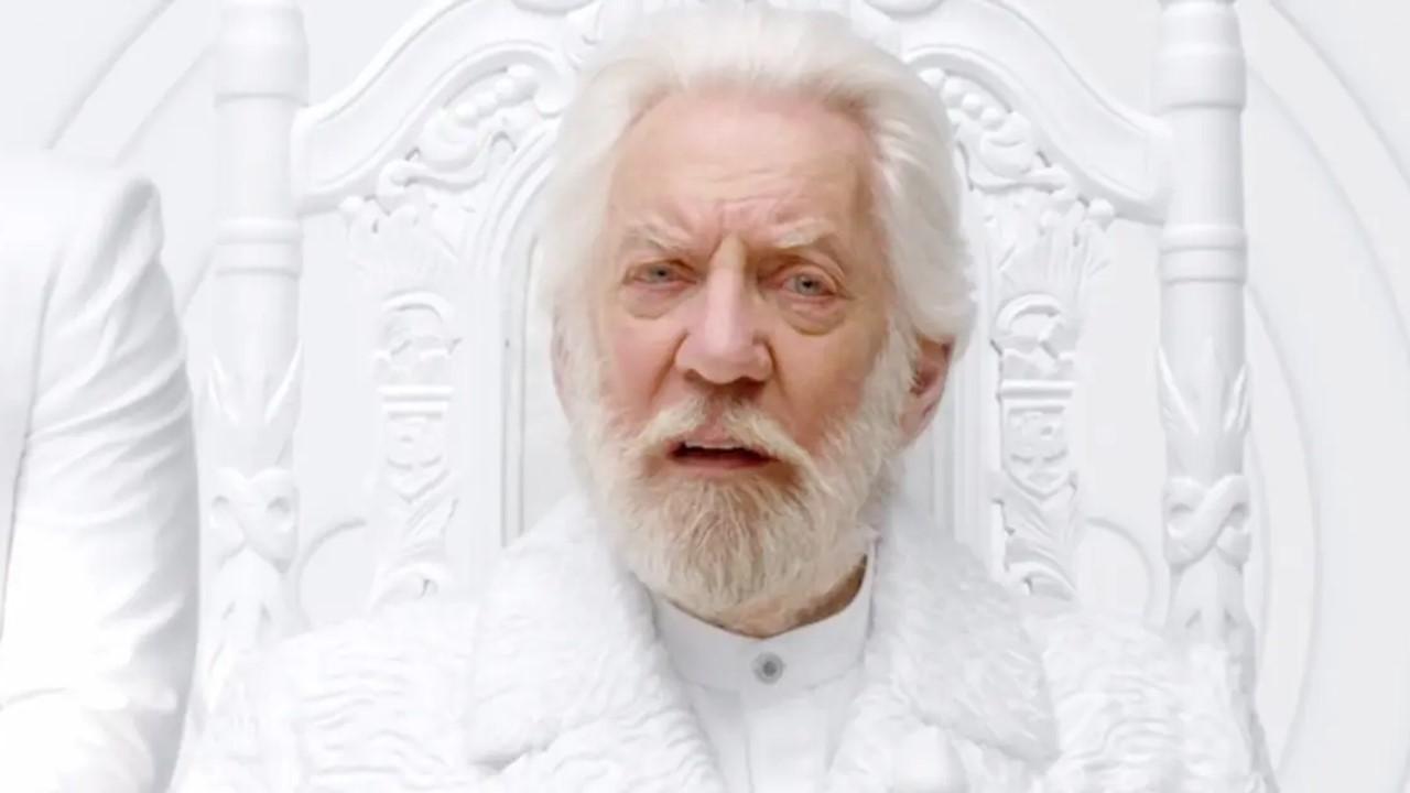 Präsident Snow in einer weißen Pelzjacke in „Die Tribute von Panem“