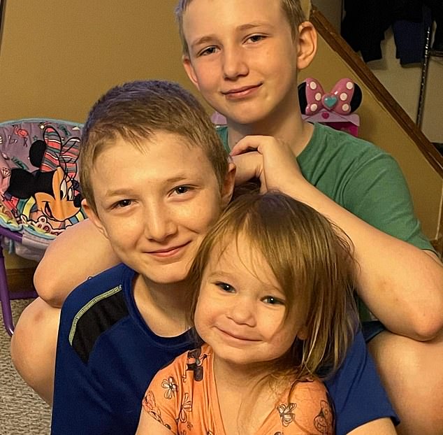 Will (Mitte) ist das älteste von drei Kindern.  Oben ist er mit seinem Bruder Bryce (11) und seiner Schwester Corrah (3) abgebildet
