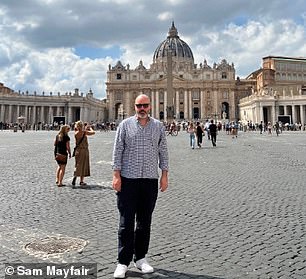 Sam behauptet, Florenz sei nicht die einzige italienische Stadt, die Betrüger anziehe.  Er erlebte sie außerhalb der Vatikanstadt (im Bild)