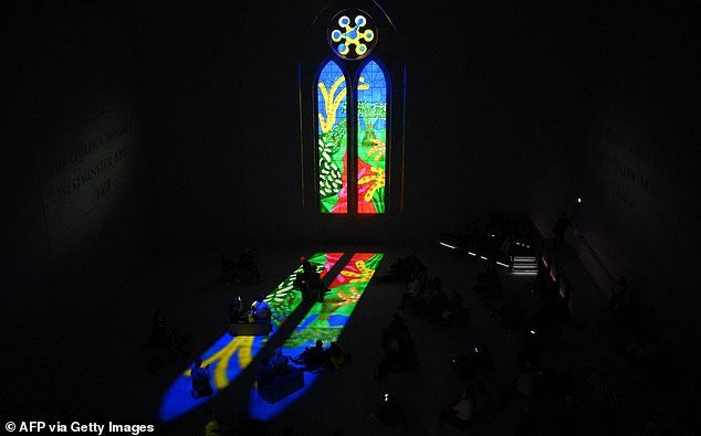 Zu seinen berühmtesten iPad-Werken gehören ein farbenfrohes Glasfenster in der Westminster Abbey (im Bild) und seine Serie „Ein Jahr in der Normandie“.