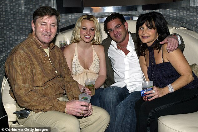 Die Fehde zwischen Britney und Lynne begann, nachdem der Popstar behauptete, Lynne habe keinen Finger gerührt, um Britney von der 13-jährigen Konservatoriumsverpflichtung zu befreien, unter die sie 2008 gestellt worden war und die von Britneys Vater Jamie Spears kontrolliert wurde;  gesehen im Jahr 2006