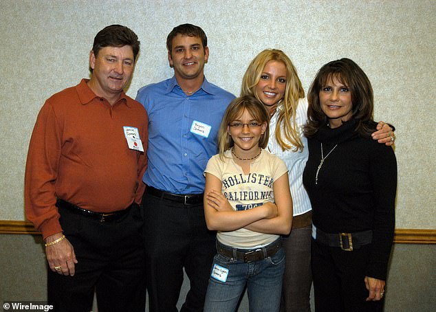 Britney hatte zuvor in ihren Memoiren gesagt, dass sie glaube, dass ihre Familie in ihr kaum mehr als einen „Cashflow“ zur Finanzierung ihres verschwenderischen Lebensstils betrachte;  gesehen im Jahr 2003