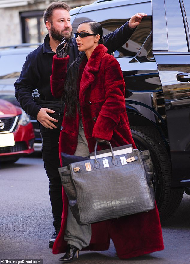 In einer Hand schleppte sie ihre enorm übergroße Hermès-Birkin-Tasche mit sich, die laut Jane Finds unglaubliche 110.000 US-Dollar wert ist