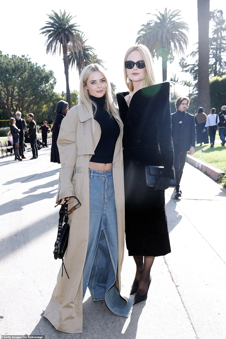 Ahead of the show, Kidman also posed for a photo with actress Samara Weaving, 31 — who donned a cropped, black turtleneck top as well as oversize denim jeans and a floor-sweeping trench coat