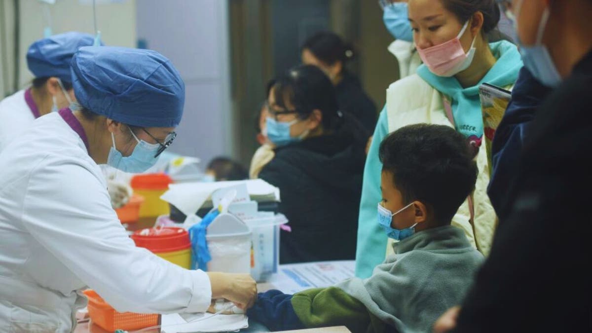 Eine Krankenschwester bereitet in China eine Infusion für ein Kind vor
