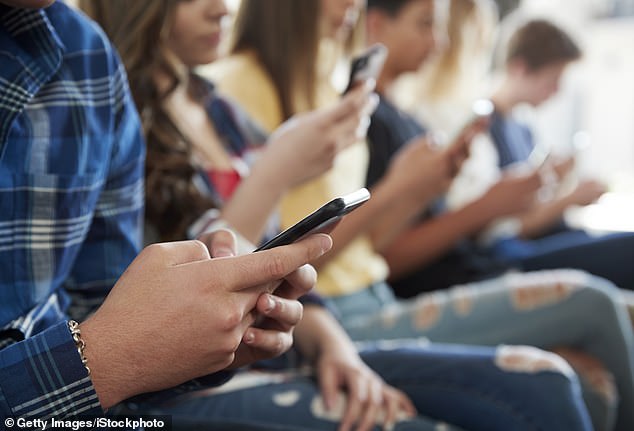 Die Schüler unterstützen Schulen, die die Nutzung von Mobiltelefonen tagsüber verbieten, äußern jedoch Bedenken darüber, dass sie im Notfall keinen Zugriff auf ihre Telefone haben.