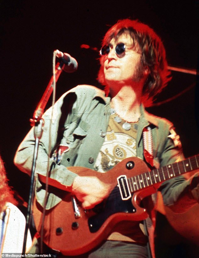 Lennon war Gründer, Co-Songwriter, Co-Leadsänger und Rhythmusgitarrist der Beatles