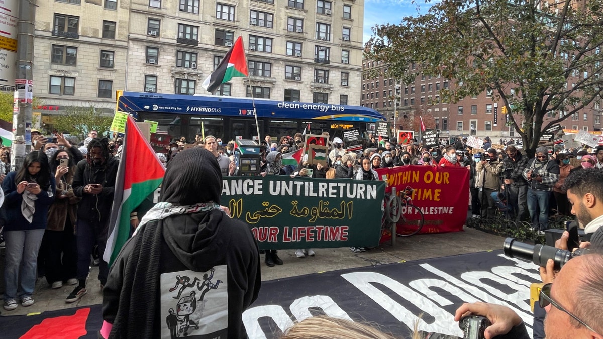 Studentengruppen veranstalten eine pro-palästinensische Kundgebung außerhalb von Kolumbien
