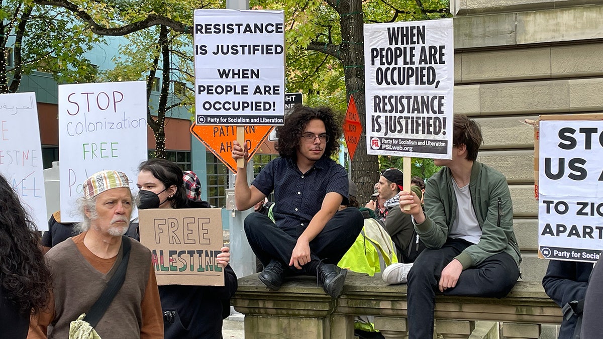 Eine Menge pro-palästinensischer Demonstranten mit Schildern vor dem Rathaus von Portland