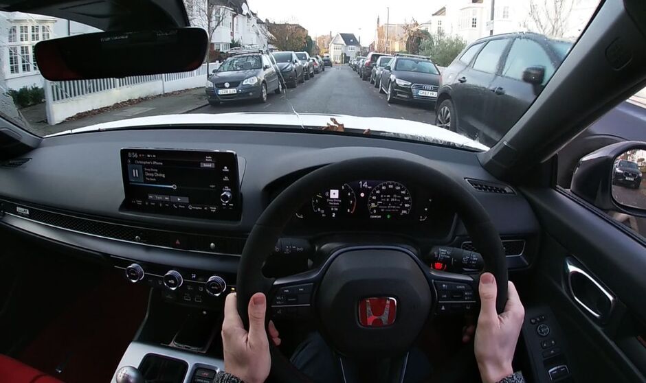 Ein First-Person-Foto vom Fahren des Honda