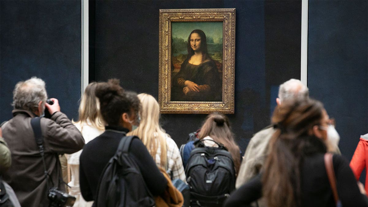 Mona Lisa im Louvre, Museumsbesucher im Vordergrund