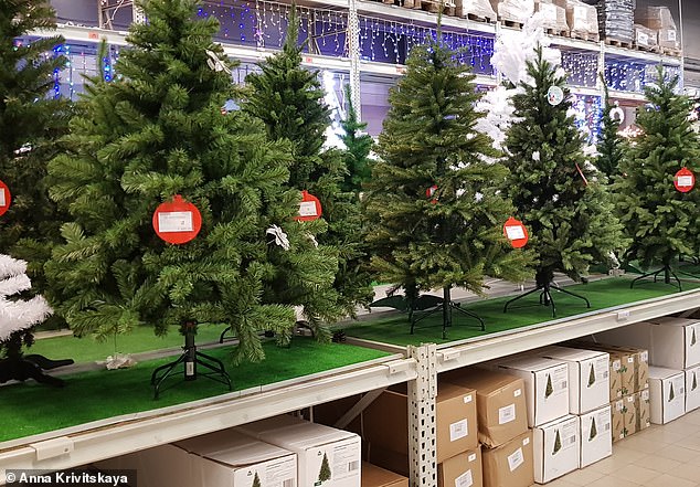 Künstliche Weihnachtsbäume (im Bild) sind nicht recycelbar, da sie aus einer Kombination von Materialien bestehen, die nicht getrennt werden können, darunter Kunststoff und Metall