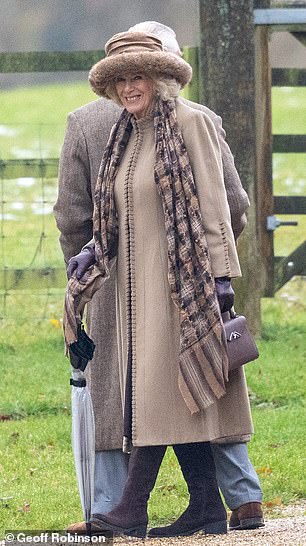 Der britische Monarch, der kürzlich seinen 75. Geburtstag feierte, und seine Frau, 76, zeigten eine gewohnte Einstellung und wurden auf dem Weg zum Gottesdienst in Norfolk gesehen – trotz des Rassismusstreits, der diese Woche die königliche Familie erfasst hat