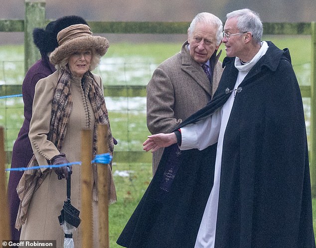 Strahlend trotzte Camilla dem kühlen Wetter in einem cremefarbenen Mantel mit kariertem Schal und Statement-Mütze, während sie in einer Hand einen Regenschirm hielt