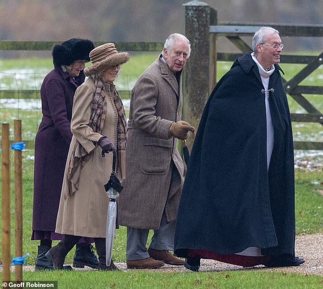 König Charles und Königin Camilla kommen zum Morgengottesdienst in der St. Mary Magdalene Church in Sandringham, Norfolk