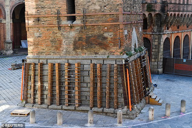Die Behörden haben eine 16 Fuß hohe Barriere um den mittelalterlichen Garisenda-Turm errichtet, um Trümmer einzusammeln, nachdem der Stadtrat gewarnt hatte, die Situation sei „höchst kritisch“.