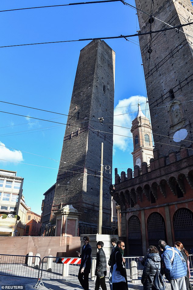 Das historische Bauwerk, das vor 900 Jahren erbaut wurde, ist normalerweise in einem Winkel von vier Grad geneigt, doch die kontinuierliche Überwachung durch die Universität Bologna hat in jüngster Zeit Veränderungen in seiner Neigung festgestellt