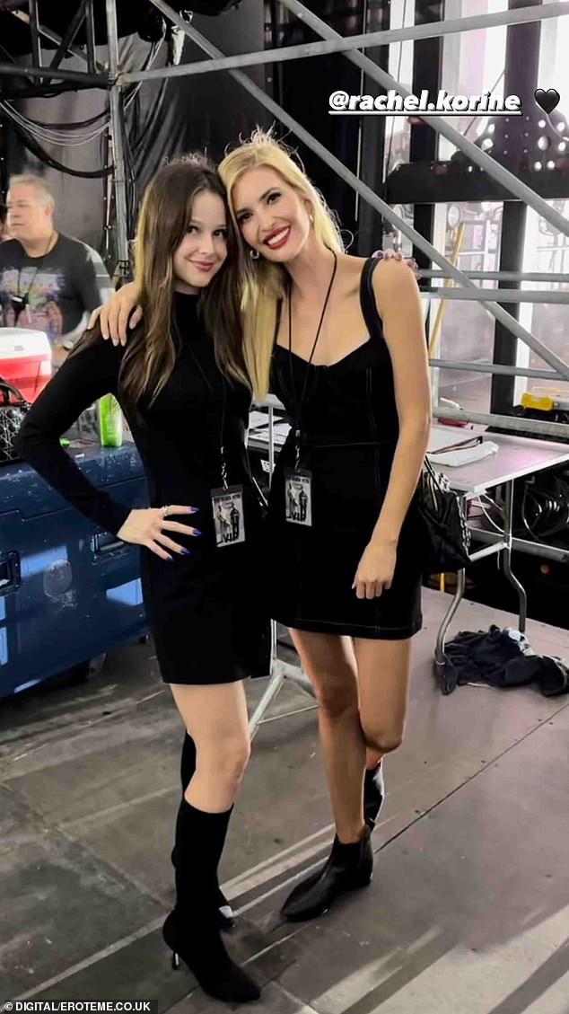 Die blonde Sexbombe posierte neben der Schauspielerin Rachel Korine, die bei der Show am Samstagabend ebenfalls ganz in Schwarz gekleidet war