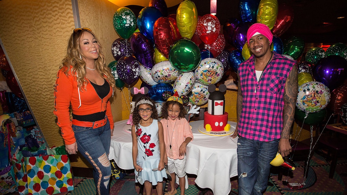 Nick Cannon mit Mariah Carey und ihren Kindern im Disneyland