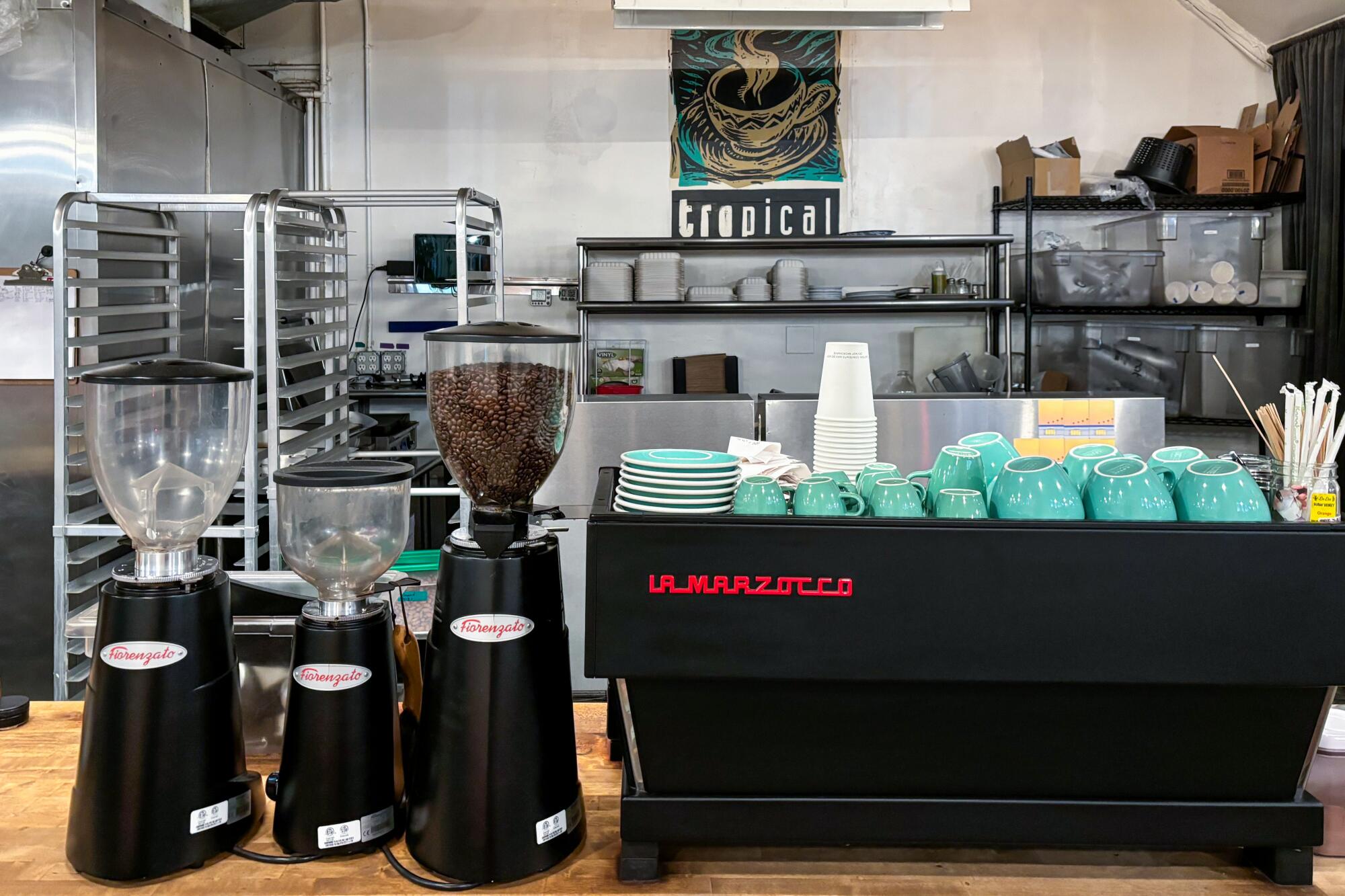 Espressomaschine und Mühlen im Café Tropical.