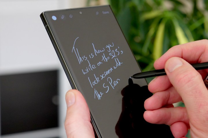 Mit dem S Pen eine Notiz auf dem Sperrbildschirm des Galaxy S23 Ultra schreiben.
