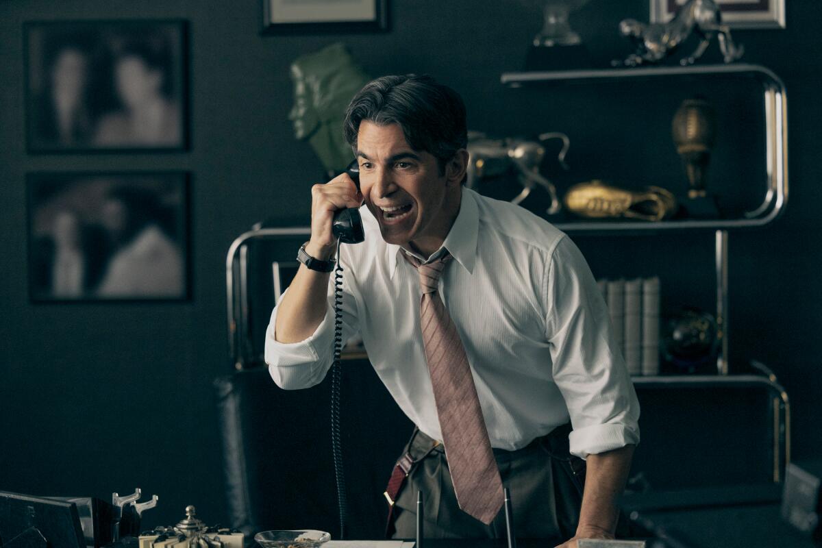 Chris Messina steht in einer Szene aus seinem Schreibtischstuhl auf und schreit in ein Telefon ""Luft."