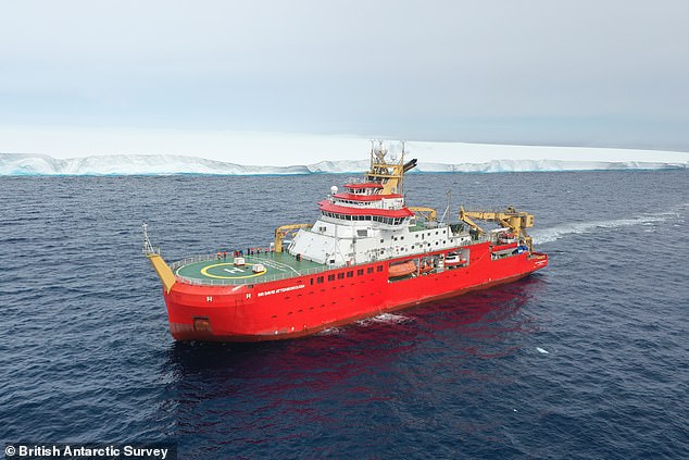 Der British Antarctic Survey hat neue Videos und Bilder veröffentlicht, die von der RRS Sir David Attenborough aufgenommen wurden und die den „Megaberg“ zeigen, der sich in die Ferne hinter dem Forschungsschiff erstreckt