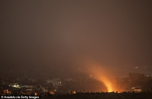 Nach einer weiteren Nacht voller Raketenangriffe ist Rauch aus dem Gazastreifen aufsteigen zu sehen