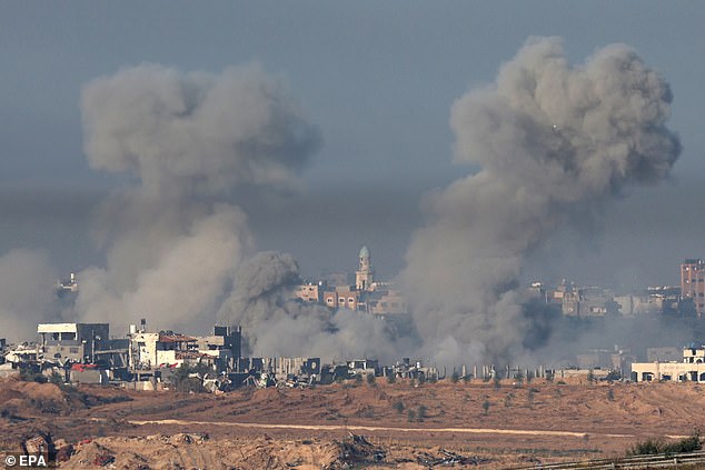 Aus dem Norden des Gazastreifens steigt Rauch auf, während Kampfflugzeuge Ziele angreifen