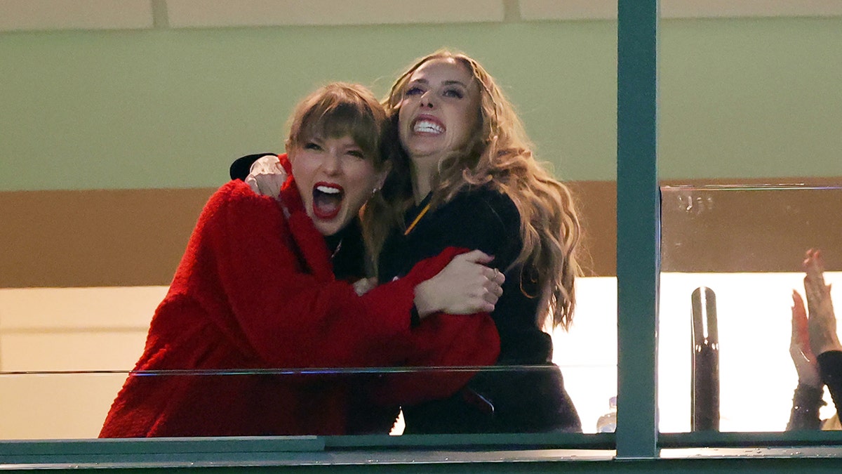Taylor Swift und Brittany Mahomes umarmen sich bei einem Fußballspiel