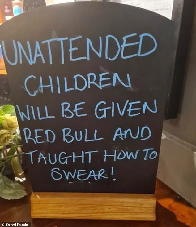 Unterdessen bestand ein freches Schild im Vereinigten Königreich darauf, dass „unbeaufsichtigte Kinder Red Bull bekommen und ihnen das Fluchen beibringen“ würden.