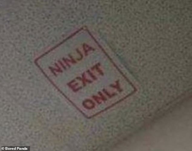 Eine andere Person entdeckte dieses Schild an der Decke eines Bürogebäudes, was sie zum Lachen brachte