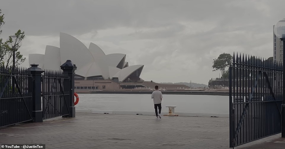 In Sydney übernachtete Justin in einem Four Seasons Hotel „mitten in der Innenstadt mit direktem Blick auf das Opernhaus und nur wenige Schritte von der Promenade entfernt“.