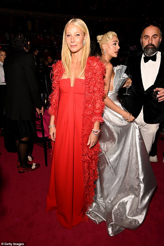 Wellness-Guru Gwyneth trug für die Spendenaktion ein trägerloses rotes Maxikleid mit tiefem Ausschnitt der italienischen Luxusmodemarke