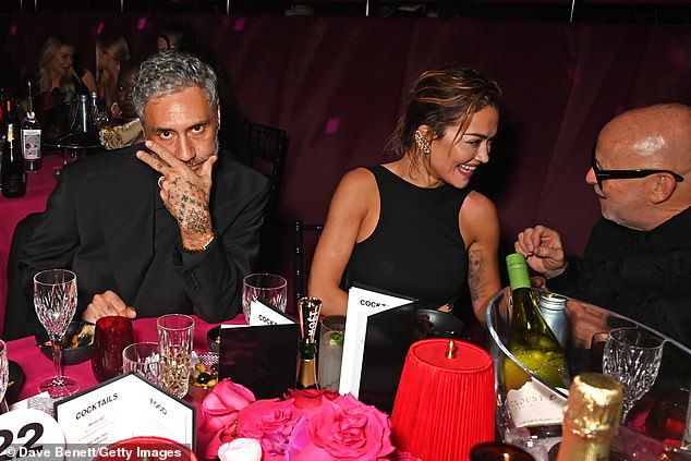 Taika Waititi posierte für ein Foto, während seine Frau Rita Ora mit Paul Marchant plauderte