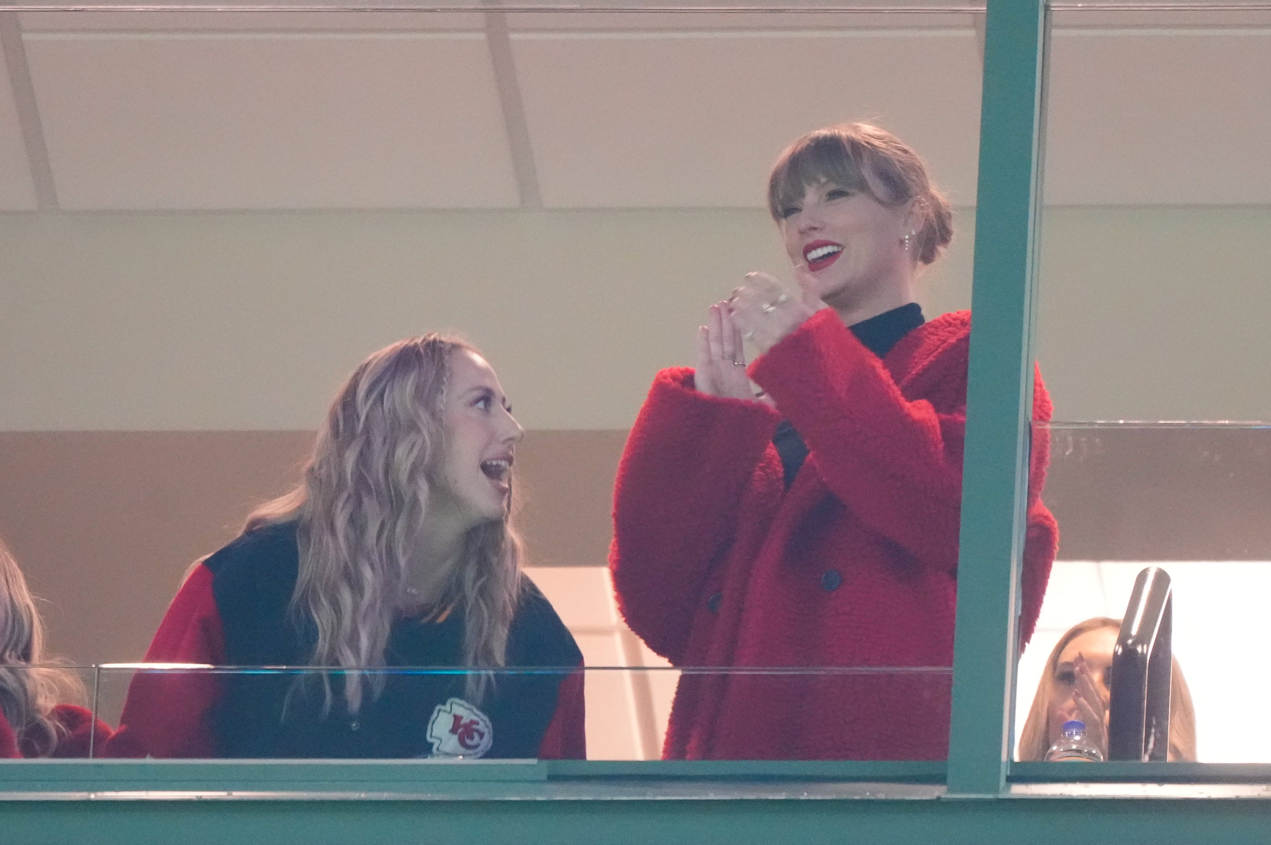 Brittany Mahomes und Taylor Swift anwesend für die Kansas City Chiefs während eines NFL-Footballspiels gegen die Green Bay Packers im Lambeau Field am 3. Dezember 2023 in Green Bay, Wisconsin.