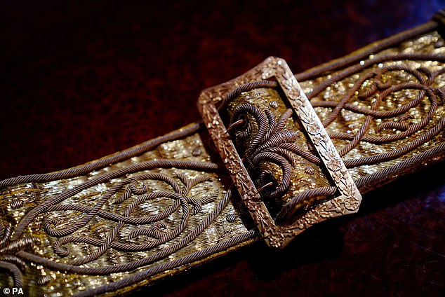 Der Krönungsschwertgürtel (im Bild) besteht aus besticktem Goldstoff und hat eine goldene Schnalle, auf der nationale Embleme eingeprägt sind